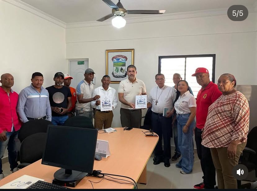 Alcaldía de Hondo Valle impulsa desarrollo urbano con visita del arquitecto Erick Dorrejo y estudiantes de la UASD