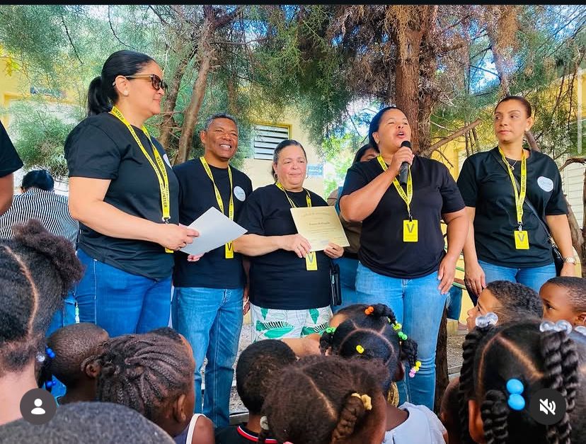 Fundación Bendecidos para Bendecir entrega utilería escolar en la comunidad de Los Rincones